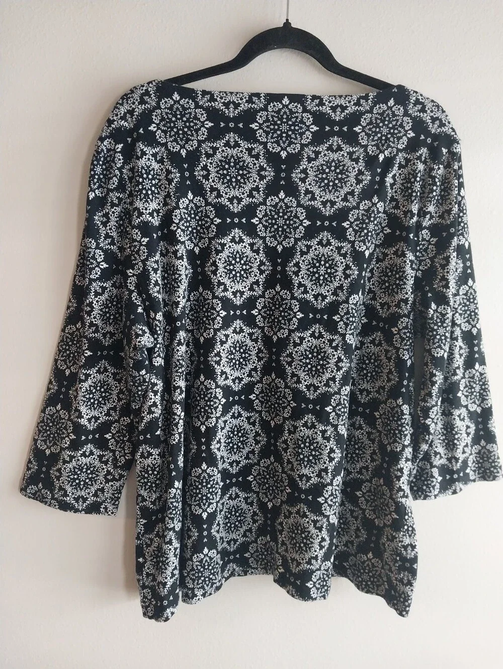 Croft & Barrow Black & White 100 % Cotton Floral Mandala Print 3/4 Sleeve Tee